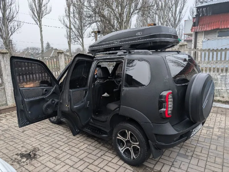 Собственник. нива шевроле 2013г. второй владелец. объем двигателя 1.9 ( легкая шпг, доработая гбц, коленвал 86мм, поршень 83мм за счет этого увеличен объем ), спортивный распредвал, выхлопной паук 4-2-1 ; прошитая, установлен кондиционер, установлена музыка 20-ки + планшет +саб ; передние сидушки от л-200 одета в чехлы ; шумлена, кроме потолка ; пробег реальный, брал с пробегом 14тыс. остальное при встрече. +79313150091 ( телега ) - фотография - 4