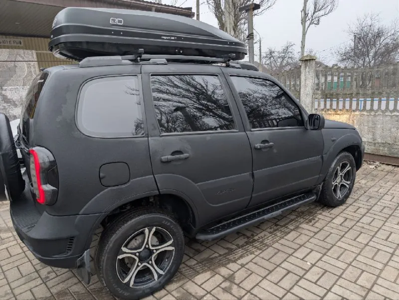 Собственник. нива шевроле 2013г. второй владелец. объем двигателя 1.9 ( легкая шпг, доработая гбц, коленвал 86мм, поршень 83мм за счет этого увеличен объем ), спортивный распредвал, выхлопной паук 4-2-1 ; прошитая, установлен кондиционер, установлена музыка 20-ки + планшет +саб ; передние сидушки от л-200 одета в чехлы ; шумлена, кроме потолка ; пробег реальный, брал с пробегом 14тыс. остальное при встрече. +79313150091 ( телега ) - фотография - 5