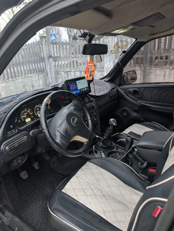 Собственник. нива шевроле 2013г. второй владелец. объем двигателя 1.9 ( легкая шпг, доработая гбц, коленвал 86мм, поршень 83мм за счет этого увеличен объем ), спортивный распредвал, выхлопной паук 4-2-1 ; прошитая, установлен кондиционер, установлена музыка 20-ки + планшет +саб ; передние сидушки от л-200 одета в чехлы ; шумлена, кроме потолка ; пробег реальный, брал с пробегом 14тыс. остальное при встрече. +79313150091 ( телега ) - фотография - 9