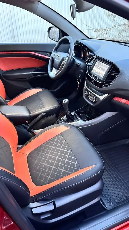 Lada vesta sw cross 2019 года выпуска продам авто, я второй владелец состояние отличное, и техника и кузов! весь автомобиль в родном окрасе. двигатель обьемом 1.8 л. , 122 л. с. пробег: 58000 (родной) цвет: оранжевый ( очень красивый ) преимущества: ☑️ - техническое состояние без нареканий, обслужен ( поменян грм) ☑️ - вместительный салон и багажник ✅ литые диски со свежими шинами летние и зимние, на одинаковом родном литье, с минимальным пробегом. ☑️ самая максимальная комплектация: ⚡климат-контроль ⚡датчик дождя ⚡датчик света ⚡помощь при трогает в гору ⚡электроcтeклoпoдъeмники все ⚡элeктpoрeгулиpовкa зeркaл с обогревом ⚡камера заднего вида ⚡управление на руле (мультируль) ⚡круиз-контроль ⚡обогрев сидений передних и задних ⚡обогрев лобового стекла цена 1290000, +79495258577 донецк - фотография - 7