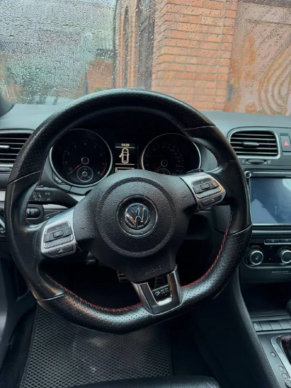 Продам любимый семейный авто. vw golf gti mk6, 2012г, 2.0, dq250 технически полностью исправен и ждет нового владельца. продажа в связи с покупкой нового автомобиля. до следующей недели есть шанс стать первым владельцем по рф, на данный момент гольф на днр номерах. комплектация с кожаным салоном в отличном состоянии, каждые 3т уход- проф. очищение+ пропитка кожи, люк, адаптивные фары, подогрев сидений, выхлоп атм с регулируемой заслонкой с пульта, заменены насадки. 5к назад была замена масла в коробке( до этого замена была по регламенту, каждые 25к) цепь на 200к на оригинал последней ревизии (отлеживалось кол-во зубцов, замены не требовала, но по пробегу решено было заменить) на 215к установлен карбоновый впуск и нулевик, замена тормозных дисков в круг на rotinger с перфорацией и насечками. кузов требует внимания, поскольку значительная часть пробега авто- по трассе. для более детальной информации- пишите, звоните) +79493788097, осмотр г. донецк - фотография - 10