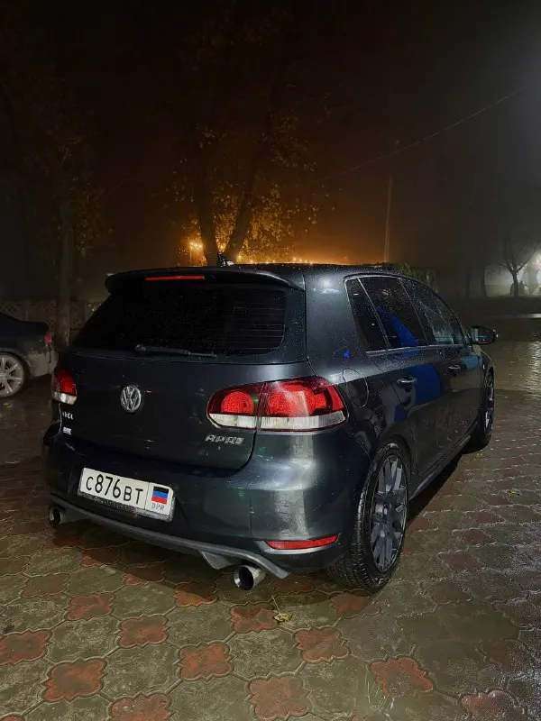Продам любимый семейный авто. vw golf gti mk6, 2012г, 2.0, dq250 технически полностью исправен и ждет нового владельца. продажа в связи с покупкой нового автомобиля. до следующей недели есть шанс стать первым владельцем по рф, на данный момент гольф на днр номерах. комплектация с кожаным салоном в отличном состоянии, каждые 3т уход- проф. очищение+ пропитка кожи, люк, адаптивные фары, подогрев сидений, выхлоп атм с регулируемой заслонкой с пульта, заменены насадки. 5к назад была замена масла в коробке( до этого замена была по регламенту, каждые 25к) цепь на 200к на оригинал последней ревизии (отлеживалось кол-во зубцов, замены не требовала, но по пробегу решено было заменить) на 215к установлен карбоновый впуск и нулевик, замена тормозных дисков в круг на rotinger с перфорацией и насечками. кузов требует внимания, поскольку значительная часть пробега авто- по трассе. для более детальной информации- пишите, звоните) +79493788097, осмотр г. донецк - фотография - 2