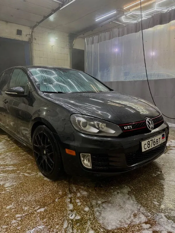Продам любимый семейный авто. vw golf gti mk6, 2012г, 2.0, dq250 технически полностью исправен и ждет нового владельца. продажа в связи с покупкой нового автомобиля. до следующей недели есть шанс стать первым владельцем по рф, на данный момент гольф на днр номерах. комплектация с кожаным салоном в отличном состоянии, каждые 3т уход- проф. очищение+ пропитка кожи, люк, адаптивные фары, подогрев сидений, выхлоп атм с регулируемой заслонкой с пульта, заменены насадки. 5к назад была замена масла в коробке( до этого замена была по регламенту, каждые 25к) цепь на 200к на оригинал последней ревизии (отлеживалось кол-во зубцов, замены не требовала, но по пробегу решено было заменить) на 215к установлен карбоновый впуск и нулевик, замена тормозных дисков в круг на rotinger с перфорацией и насечками. кузов требует внимания, поскольку значительная часть пробега авто- по трассе. для более детальной информации- пишите, звоните) +79493788097, осмотр г. донецк - фотография - 4