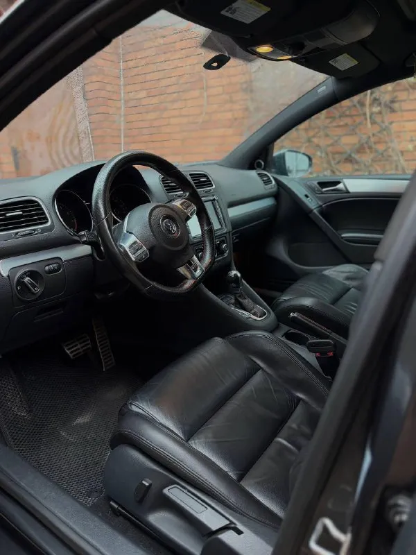 Продам любимый семейный авто. vw golf gti mk6, 2012г, 2.0, dq250 технически полностью исправен и ждет нового владельца. продажа в связи с покупкой нового автомобиля. до следующей недели есть шанс стать первым владельцем по рф, на данный момент гольф на днр номерах. комплектация с кожаным салоном в отличном состоянии, каждые 3т уход- проф. очищение+ пропитка кожи, люк, адаптивные фары, подогрев сидений, выхлоп атм с регулируемой заслонкой с пульта, заменены насадки. 5к назад была замена масла в коробке( до этого замена была по регламенту, каждые 25к) цепь на 200к на оригинал последней ревизии (отлеживалось кол-во зубцов, замены не требовала, но по пробегу решено было заменить) на 215к установлен карбоновый впуск и нулевик, замена тормозных дисков в круг на rotinger с перфорацией и насечками. кузов требует внимания, поскольку значительная часть пробега авто- по трассе. для более детальной информации- пишите, звоните) +79493788097, осмотр г. донецк - фотография - 6