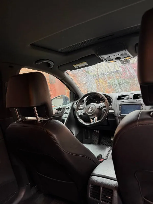 Продам любимый семейный авто. vw golf gti mk6, 2012г, 2.0, dq250 технически полностью исправен и ждет нового владельца. продажа в связи с покупкой нового автомобиля. до следующей недели есть шанс стать первым владельцем по рф, на данный момент гольф на днр номерах. комплектация с кожаным салоном в отличном состоянии, каждые 3т уход- проф. очищение+ пропитка кожи, люк, адаптивные фары, подогрев сидений, выхлоп атм с регулируемой заслонкой с пульта, заменены насадки. 5к назад была замена масла в коробке( до этого замена была по регламенту, каждые 25к) цепь на 200к на оригинал последней ревизии (отлеживалось кол-во зубцов, замены не требовала, но по пробегу решено было заменить) на 215к установлен карбоновый впуск и нулевик, замена тормозных дисков в круг на rotinger с перфорацией и насечками. кузов требует внимания, поскольку значительная часть пробега авто- по трассе. для более детальной информации- пишите, звоните) +79493788097, осмотр г. донецк - фотография - 8