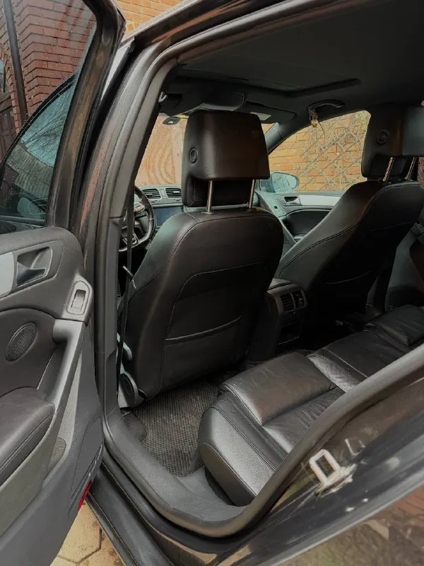 Продам любимый семейный авто. vw golf gti mk6, 2012г, 2.0, dq250 технически полностью исправен и ждет нового владельца. продажа в связи с покупкой нового автомобиля. до следующей недели есть шанс стать первым владельцем по рф, на данный момент гольф на днр номерах. комплектация с кожаным салоном в отличном состоянии, каждые 3т уход- проф. очищение+ пропитка кожи, люк, адаптивные фары, подогрев сидений, выхлоп атм с регулируемой заслонкой с пульта, заменены насадки. 5к назад была замена масла в коробке( до этого замена была по регламенту, каждые 25к) цепь на 200к на оригинал последней ревизии (отлеживалось кол-во зубцов, замены не требовала, но по пробегу решено было заменить) на 215к установлен карбоновый впуск и нулевик, замена тормозных дисков в круг на rotinger с перфорацией и насечками. кузов требует внимания, поскольку значительная часть пробега авто- по трассе. для более детальной информации- пишите, звоните) +79493788097, осмотр г. донецк - фотография - 9