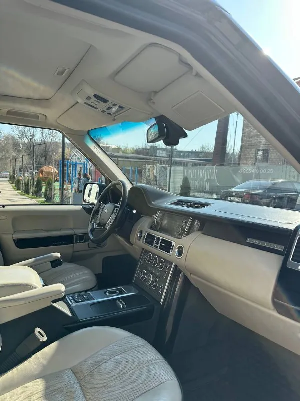 В продаже range rover 2012 г. в. 4,4 дизель, 313 л. с. богатая комплектация: пневмоподвеска, белый кожаный салон, подогревы и вентиляция сидений, подогрев руля, harman kardon, webasto, r 20, новая резина, люк, 2 ключа, запуск кнопкой, автомобиль в отличном техническом и внешнем состоянии. цена: 2.5 млн. руб. тел: +79497098774 - фотография - 2