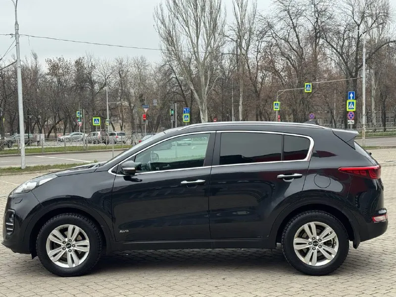 Продам киа спортейдж 2017год не бит не крашена у машины один хозяин с автосалона мотор 2.0самы надёжны и без проблем масло не есть полный привод работает электро ручник подогрев всех сидений дав ключа сервисная книга все чеки есть на то новая зимняя резина шипованая машины на твёрдую петерку сель и поехал все вопросы по телефону пишите звоните !! цена 1.950.000₽торг +79494676594 - фотография - 2
