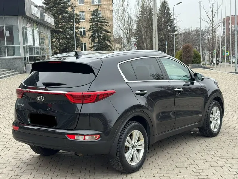 Продам киа спортейдж 2017год не бит не крашена у машины один хозяин с автосалона мотор 2.0самы надёжны и без проблем масло не есть полный привод работает электро ручник подогрев всех сидений дав ключа сервисная книга все чеки есть на то новая зимняя резина шипованая машины на твёрдую петерку сель и поехал все вопросы по телефону пишите звоните !! цена 1.950.000₽торг +79494676594 - фотография - 5