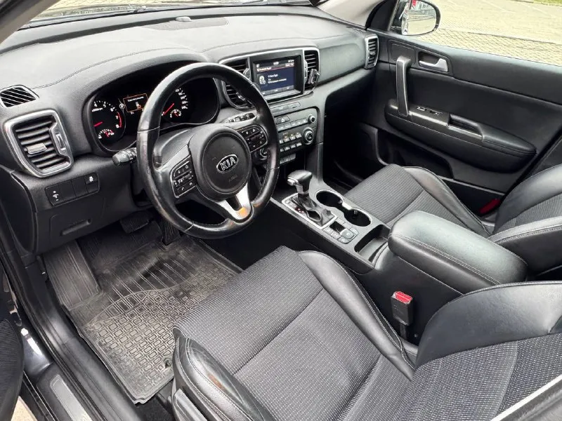 Продам киа спортейдж 2017год не бит не крашена у машины один хозяин с автосалона мотор 2.0самы надёжны и без проблем масло не есть полный привод работает электро ручник подогрев всех сидений дав ключа сервисная книга все чеки есть на то новая зимняя резина шипованая машины на твёрдую петерку сель и поехал все вопросы по телефону пишите звоните !! цена 1.950.000₽торг +79494676594 - фотография - 9