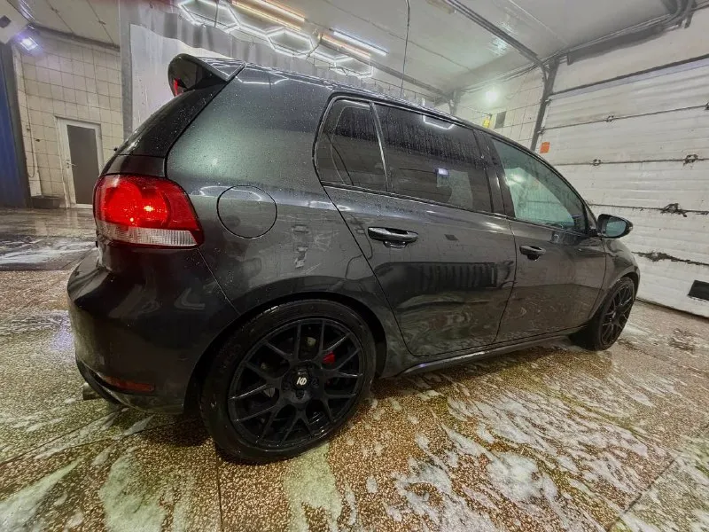 Продам любимый семейный авто. volkswagen golf gti mk6, 2012г, 2.0, dq250 технически полностью исправен и ждет нового владельца. продажа в связи с покупкой нового автомобиля. до следующей недели есть шанс стать первым владельцем по рф, на данный момент гольф на днр номерах. комплектация с кожаным салоном в отличном состоянии, каждые 3т уход- проф. очищение+ пропитка кожи, люк, адаптивные фары, подогрев сидений, выхлоп атм с регулируемой заслонкой с пульта, заменены насадки. 5к назад была замена масла в коробке цепь на 200к на оригинал последней ревизии (отлеживалось кол-во зубцов, замены не требовала, но по пробегу решено было заменить) на 215к установлен карбоновый впуск и нулевик, замена тормозных дисков в круг на rotinger с перфорацией и насечками. кузов требует внимания, поскольку значительная часть пробега авто- по трассе. для более детальной информации- пишите, звоните) +79493788097, осмотр г. донецк 📲 tg: @lyalya2000 📞 звоните: +7(949)3788097 - фотография - 2