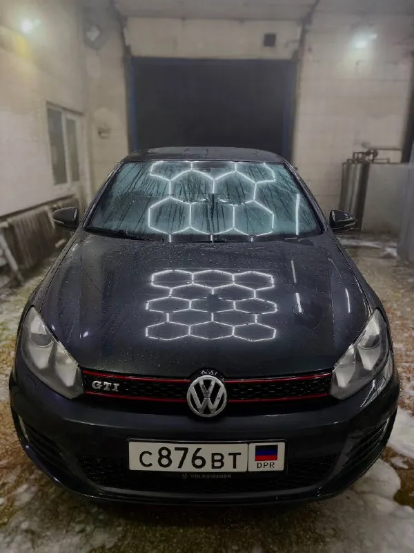 Продам любимый семейный авто. volkswagen golf gti mk6, 2012г, 2.0, dq250 технически полностью исправен и ждет нового владельца. продажа в связи с покупкой нового автомобиля. до следующей недели есть шанс стать первым владельцем по рф, на данный момент гольф на днр номерах. комплектация с кожаным салоном в отличном состоянии, каждые 3т уход- проф. очищение+ пропитка кожи, люк, адаптивные фары, подогрев сидений, выхлоп атм с регулируемой заслонкой с пульта, заменены насадки. 5к назад была замена масла в коробке цепь на 200к на оригинал последней ревизии (отлеживалось кол-во зубцов, замены не требовала, но по пробегу решено было заменить) на 215к установлен карбоновый впуск и нулевик, замена тормозных дисков в круг на rotinger с перфорацией и насечками. кузов требует внимания, поскольку значительная часть пробега авто- по трассе. для более детальной информации- пишите, звоните) +79493788097, осмотр г. донецк 📲 tg: @lyalya2000 📞 звоните: +7(949)3788097 - фотография - 4