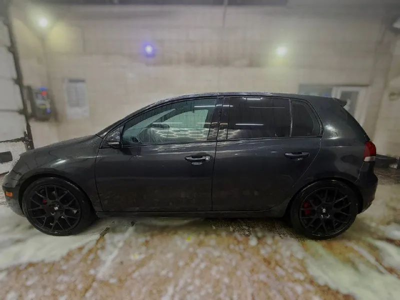 Продам любимый семейный авто. volkswagen golf gti mk6, 2012г, 2.0, dq250 технически полностью исправен и ждет нового владельца. продажа в связи с покупкой нового автомобиля. до следующей недели есть шанс стать первым владельцем по рф, на данный момент гольф на днр номерах. комплектация с кожаным салоном в отличном состоянии, каждые 3т уход- проф. очищение+ пропитка кожи, люк, адаптивные фары, подогрев сидений, выхлоп атм с регулируемой заслонкой с пульта, заменены насадки. 5к назад была замена масла в коробке цепь на 200к на оригинал последней ревизии (отлеживалось кол-во зубцов, замены не требовала, но по пробегу решено было заменить) на 215к установлен карбоновый впуск и нулевик, замена тормозных дисков в круг на rotinger с перфорацией и насечками. кузов требует внимания, поскольку значительная часть пробега авто- по трассе. для более детальной информации- пишите, звоните) +79493788097, осмотр г. донецк 📲 tg: @lyalya2000 📞 звоните: +7(949)3788097 - фотография - 5