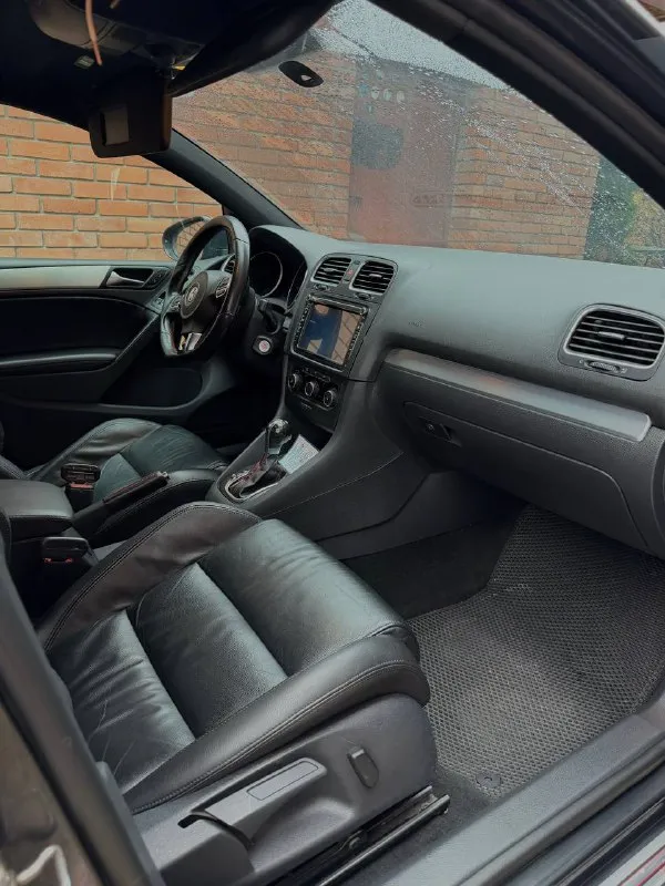 Продам любимый семейный авто. volkswagen golf gti mk6, 2012г, 2.0, dq250 технически полностью исправен и ждет нового владельца. продажа в связи с покупкой нового автомобиля. до следующей недели есть шанс стать первым владельцем по рф, на данный момент гольф на днр номерах. комплектация с кожаным салоном в отличном состоянии, каждые 3т уход- проф. очищение+ пропитка кожи, люк, адаптивные фары, подогрев сидений, выхлоп атм с регулируемой заслонкой с пульта, заменены насадки. 5к назад была замена масла в коробке цепь на 200к на оригинал последней ревизии (отлеживалось кол-во зубцов, замены не требовала, но по пробегу решено было заменить) на 215к установлен карбоновый впуск и нулевик, замена тормозных дисков в круг на rotinger с перфорацией и насечками. кузов требует внимания, поскольку значительная часть пробега авто- по трассе. для более детальной информации- пишите, звоните) +79493788097, осмотр г. донецк 📲 tg: @lyalya2000 📞 звоните: +7(949)3788097 - фотография - 6