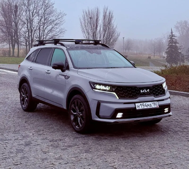 Kia sorento / x-line год выпуска :2022 двигатель : 2.5 turbo бензин лошадиных сил: 286 🚀 коробка: автомат пробег : 60 тысяч км полный привод 🔥 три ряда сидений резина :michelin самая богатая комплектация панорама, камеры 360, штатная навигация, электра привод багажника, датчик слепых зон, без ключевой доступ, приборная панель(лэд) подогревы на передние и задние сидения и руля, обдув передних сидений, подогрев зеркал - заднего стекла. акустическая система bose, электра ручник. двух зонный климат контроль заводится с кнопки и с пульта. круиз контроль парктроники передние и задние. блокировка полного привода. система старт/стоп. различные режимы езды для коробки и двигателя, память сидений, электра регулировка передних и задних сидений, помощь в подруливание, удержание в полосе, дистроник, оптика три линзы - авто свет. готова к любым проверкам донецк +7 (949) 392-66-28 александр цена : 3.850 🍋 📞 звоните: +7(949)3926628 - фотография - 1