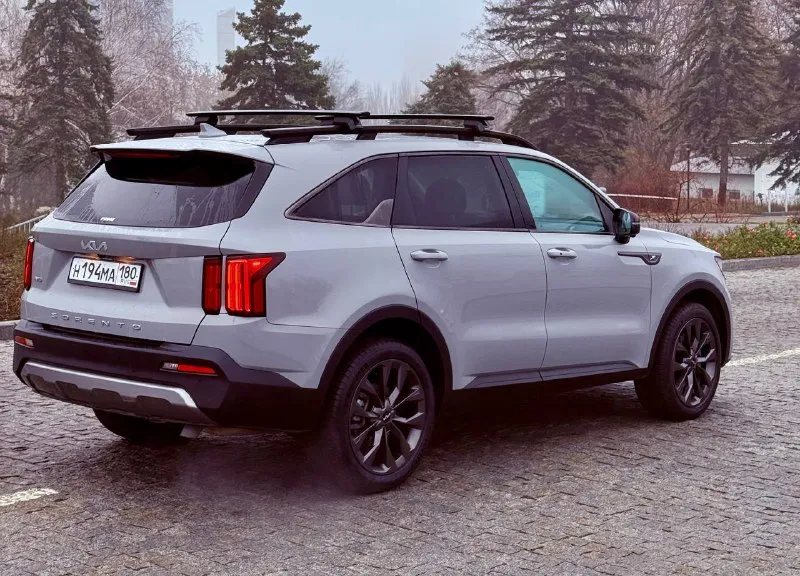 Kia sorento / x-line год выпуска :2022 двигатель : 2.5 turbo бензин лошадиных сил: 286 🚀 коробка: автомат пробег : 60 тысяч км полный привод 🔥 три ряда сидений резина :michelin самая богатая комплектация панорама, камеры 360, штатная навигация, электра привод багажника, датчик слепых зон, без ключевой доступ, приборная панель(лэд) подогревы на передние и задние сидения и руля, обдув передних сидений, подогрев зеркал - заднего стекла. акустическая система bose, электра ручник. двух зонный климат контроль заводится с кнопки и с пульта. круиз контроль парктроники передние и задние. блокировка полного привода. система старт/стоп. различные режимы езды для коробки и двигателя, память сидений, электра регулировка передних и задних сидений, помощь в подруливание, удержание в полосе, дистроник, оптика три линзы - авто свет. готова к любым проверкам донецк +7 (949) 392-66-28 александр цена : 3.850 🍋 📞 звоните: +7(949)3926628 - фотография - 3