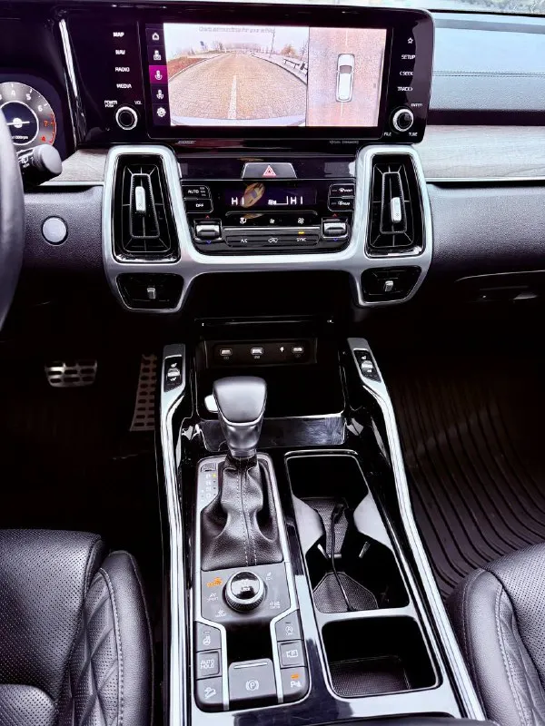 Kia sorento / x-line год выпуска :2022 двигатель : 2.5 turbo бензин лошадиных сил: 286 🚀 коробка: автомат пробег : 60 тысяч км полный привод 🔥 три ряда сидений резина :michelin самая богатая комплектация панорама, камеры 360, штатная навигация, электра привод багажника, датчик слепых зон, без ключевой доступ, приборная панель(лэд) подогревы на передние и задние сидения и руля, обдув передних сидений, подогрев зеркал - заднего стекла. акустическая система bose, электра ручник. двух зонный климат контроль заводится с кнопки и с пульта. круиз контроль парктроники передние и задние. блокировка полного привода. система старт/стоп. различные режимы езды для коробки и двигателя, память сидений, электра регулировка передних и задних сидений, помощь в подруливание, удержание в полосе, дистроник, оптика три линзы - авто свет. готова к любым проверкам донецк +7 (949) 392-66-28 александр цена : 3.850 🍋 📞 звоните: +7(949)3926628 - фотография - 8