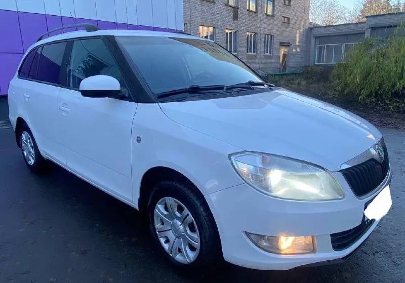 Продам хороший семейный автомобиль! skoda fabia универсал, рестайлинг 2011г. в. пробег 228т. я являюсь собственником автомобиля, обслуживал по регламенту как положено! кузов оцинкованный, соответственно без гнили ржавчины и прочих недостатков! в живую как на фото. отличный и экономичный двигатель 1.4 работает ровно, без посторонних звуков, динамика прекрасная! масло не берет. коробка передач и ходовая в полнейшем порядке без нареканий! по комплектации: гидроусилитель руля, кондиционер(рабочий), система abs, микролифт передних сидений, серво руль, руль на вылет, стеклоподъёмники, электро зеркала, подогрев зеркал и заднего стекла, подогрев сидений, бортовой компьютер, два ключа. в подарок отдам второй комплект резины, на данный момент уже установил зимнюю резину. цена 715.000т. рублей. торгу уместен. тел:+79496338655, телеграмм вацап по этому номеру. - фотография - 2