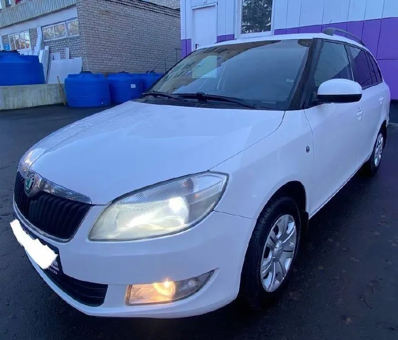Продам хороший семейный автомобиль! skoda fabia универсал, рестайлинг 2011г. в. пробег 228т. я являюсь собственником автомобиля, обслуживал по регламенту как положено! кузов оцинкованный, соответственно без гнили ржавчины и прочих недостатков! в живую как на фото. отличный и экономичный двигатель 1.4 работает ровно, без посторонних звуков, динамика прекрасная! масло не берет. коробка передач и ходовая в полнейшем порядке без нареканий! по комплектации: гидроусилитель руля, кондиционер(рабочий), система abs, микролифт передних сидений, серво руль, руль на вылет, стеклоподъёмники, электро зеркала, подогрев зеркал и заднего стекла, подогрев сидений, бортовой компьютер, два ключа. в подарок отдам второй комплект резины, на данный момент уже установил зимнюю резину. цена 715.000т. рублей. торгу уместен. тел:+79496338655, телеграмм вацап по этому номеру. - фотография - 3