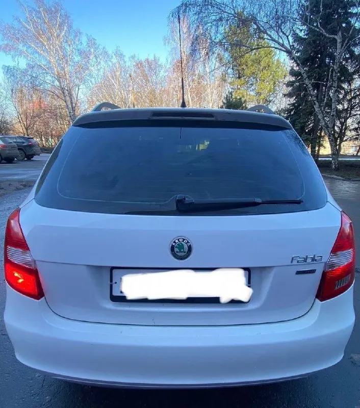 Продам хороший семейный автомобиль! skoda fabia универсал, рестайлинг 2011г. в. пробег 228т. я являюсь собственником автомобиля, обслуживал по регламенту как положено! кузов оцинкованный, соответственно без гнили ржавчины и прочих недостатков! в живую как на фото. отличный и экономичный двигатель 1.4 работает ровно, без посторонних звуков, динамика прекрасная! масло не берет. коробка передач и ходовая в полнейшем порядке без нареканий! по комплектации: гидроусилитель руля, кондиционер(рабочий), система abs, микролифт передних сидений, серво руль, руль на вылет, стеклоподъёмники, электро зеркала, подогрев зеркал и заднего стекла, подогрев сидений, бортовой компьютер, два ключа. в подарок отдам второй комплект резины, на данный момент уже установил зимнюю резину. цена 715.000т. рублей. торгу уместен. тел:+79496338655, телеграмм вацап по этому номеру. - фотография - 4