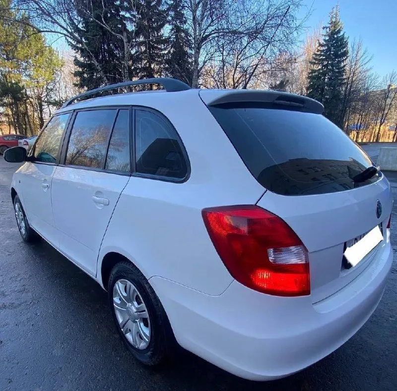 Продам хороший семейный автомобиль! skoda fabia универсал, рестайлинг 2011г. в. пробег 228т. я являюсь собственником автомобиля, обслуживал по регламенту как положено! кузов оцинкованный, соответственно без гнили ржавчины и прочих недостатков! в живую как на фото. отличный и экономичный двигатель 1.4 работает ровно, без посторонних звуков, динамика прекрасная! масло не берет. коробка передач и ходовая в полнейшем порядке без нареканий! по комплектации: гидроусилитель руля, кондиционер(рабочий), система abs, микролифт передних сидений, серво руль, руль на вылет, стеклоподъёмники, электро зеркала, подогрев зеркал и заднего стекла, подогрев сидений, бортовой компьютер, два ключа. в подарок отдам второй комплект резины, на данный момент уже установил зимнюю резину. цена 715.000т. рублей. торгу уместен. тел:+79496338655, телеграмм вацап по этому номеру. - фотография - 5