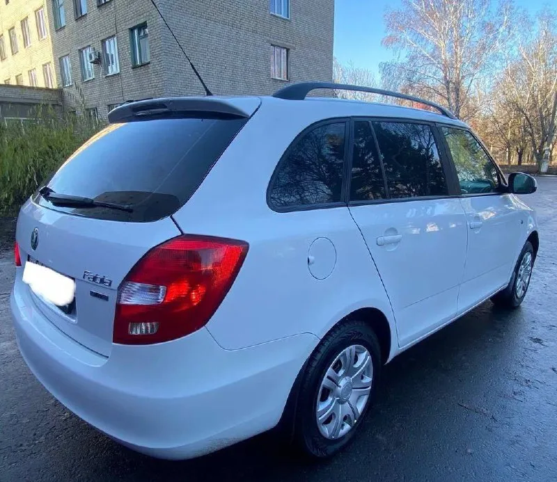 Продам хороший семейный автомобиль! skoda fabia универсал, рестайлинг 2011г. в. пробег 228т. я являюсь собственником автомобиля, обслуживал по регламенту как положено! кузов оцинкованный, соответственно без гнили ржавчины и прочих недостатков! в живую как на фото. отличный и экономичный двигатель 1.4 работает ровно, без посторонних звуков, динамика прекрасная! масло не берет. коробка передач и ходовая в полнейшем порядке без нареканий! по комплектации: гидроусилитель руля, кондиционер(рабочий), система abs, микролифт передних сидений, серво руль, руль на вылет, стеклоподъёмники, электро зеркала, подогрев зеркал и заднего стекла, подогрев сидений, бортовой компьютер, два ключа. в подарок отдам второй комплект резины, на данный момент уже установил зимнюю резину. цена 715.000т. рублей. торгу уместен. тел:+79496338655, телеграмм вацап по этому номеру. - фотография - 6