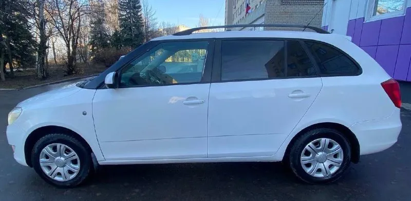 Продам хороший семейный автомобиль! skoda fabia универсал, рестайлинг 2011г. в. пробег 228т. я являюсь собственником автомобиля, обслуживал по регламенту как положено! кузов оцинкованный, соответственно без гнили ржавчины и прочих недостатков! в живую как на фото. отличный и экономичный двигатель 1.4 работает ровно, без посторонних звуков, динамика прекрасная! масло не берет. коробка передач и ходовая в полнейшем порядке без нареканий! по комплектации: гидроусилитель руля, кондиционер(рабочий), система abs, микролифт передних сидений, серво руль, руль на вылет, стеклоподъёмники, электро зеркала, подогрев зеркал и заднего стекла, подогрев сидений, бортовой компьютер, два ключа. в подарок отдам второй комплект резины, на данный момент уже установил зимнюю резину. цена 715.000т. рублей. торгу уместен. тел:+79496338655, телеграмм вацап по этому номеру. - фотография - 7