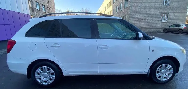 Продам хороший семейный автомобиль! skoda fabia универсал, рестайлинг 2011г. в. пробег 228т. я являюсь собственником автомобиля, обслуживал по регламенту как положено! кузов оцинкованный, соответственно без гнили ржавчины и прочих недостатков! в живую как на фото. отличный и экономичный двигатель 1.4 работает ровно, без посторонних звуков, динамика прекрасная! масло не берет. коробка передач и ходовая в полнейшем порядке без нареканий! по комплектации: гидроусилитель руля, кондиционер(рабочий), система abs, микролифт передних сидений, серво руль, руль на вылет, стеклоподъёмники, электро зеркала, подогрев зеркал и заднего стекла, подогрев сидений, бортовой компьютер, два ключа. в подарок отдам второй комплект резины, на данный момент уже установил зимнюю резину. цена 715.000т. рублей. торгу уместен. тел:+79496338655, телеграмм вацап по этому номеру. - фотография - 8