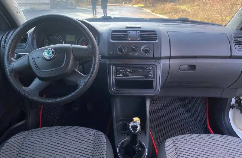 Продам хороший семейный автомобиль! skoda fabia универсал, рестайлинг 2011г. в. пробег 228т. я являюсь собственником автомобиля, обслуживал по регламенту как положено! кузов оцинкованный, соответственно без гнили ржавчины и прочих недостатков! в живую как на фото. отличный и экономичный двигатель 1.4 работает ровно, без посторонних звуков, динамика прекрасная! масло не берет. коробка передач и ходовая в полнейшем порядке без нареканий! по комплектации: гидроусилитель руля, кондиционер(рабочий), система abs, микролифт передних сидений, серво руль, руль на вылет, стеклоподъёмники, электро зеркала, подогрев зеркал и заднего стекла, подогрев сидений, бортовой компьютер, два ключа. в подарок отдам второй комплект резины, на данный момент уже установил зимнюю резину. цена 715.000т. рублей. торгу уместен. тел:+79496338655, телеграмм вацап по этому номеру. - фотография - 9