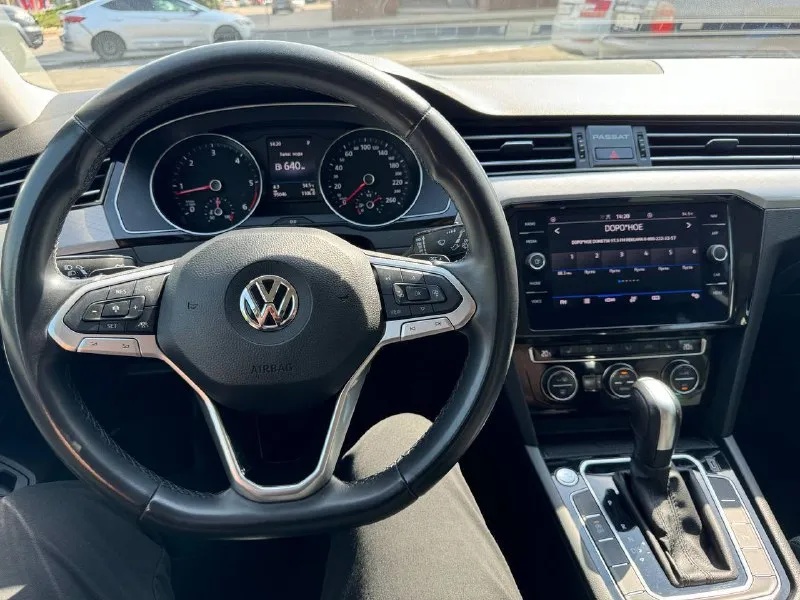 Vw passat variant 1,6 tdi. год выпуска: 2020. пробег: 99000км. мощность: 120 л. с. стоимость: 2 480 000₽. автомобиль для тех, кто понимает разницу между грузией и германией. куплен у официального дилера в штутгарте. машина в абcолютно идeальнoм cостоянии нового aвтомобиля. ни один фрагмeнт кузова не перeкpашивался. полностью растаможен. автомобиль находится в донецке. комплектация: 7-ст. акпп, светодиодные фары, трехзонный климат-контроль, подогрев сидений, камера заднего вида и т. д. обслуживание исключительно у официального дилера. имеется вся история. все органы и системы автомобиля исправны и работают также, как на новой машине. просторный, комфортный и очень экономичный автомобиль для всей семьи. тел. : +7 949 484 29 53. - фотография - 10