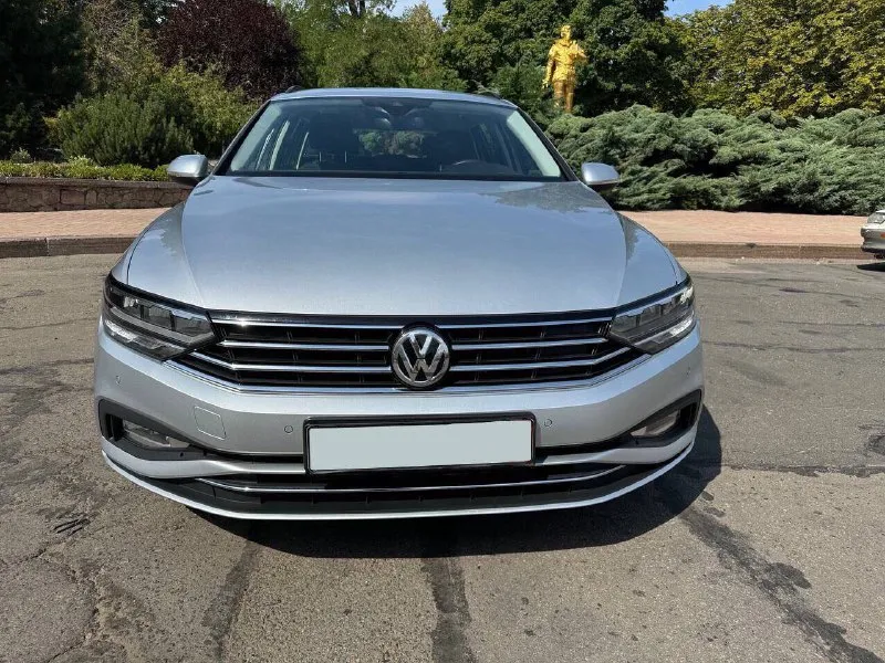 Vw passat variant 1,6 tdi. год выпуска: 2020. пробег: 99000км. мощность: 120 л. с. стоимость: 2 480 000₽. автомобиль для тех, кто понимает разницу между грузией и германией. куплен у официального дилера в штутгарте. машина в абcолютно идeальнoм cостоянии нового aвтомобиля. ни один фрагмeнт кузова не перeкpашивался. полностью растаможен. автомобиль находится в донецке. комплектация: 7-ст. акпп, светодиодные фары, трехзонный климат-контроль, подогрев сидений, камера заднего вида и т. д. обслуживание исключительно у официального дилера. имеется вся история. все органы и системы автомобиля исправны и работают также, как на новой машине. просторный, комфортный и очень экономичный автомобиль для всей семьи. тел. : +7 949 484 29 53. - фотография - 2