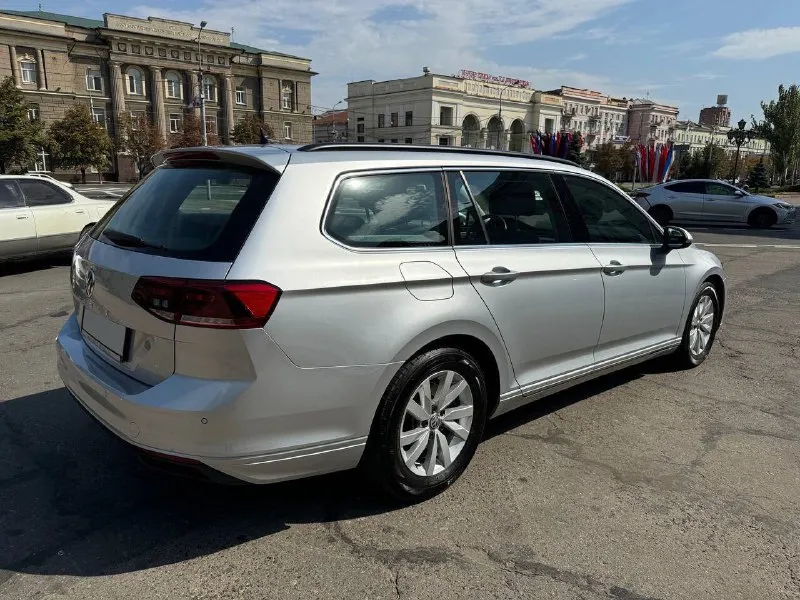Vw passat variant 1,6 tdi. год выпуска: 2020. пробег: 99000км. мощность: 120 л. с. стоимость: 2 480 000₽. автомобиль для тех, кто понимает разницу между грузией и германией. куплен у официального дилера в штутгарте. машина в абcолютно идeальнoм cостоянии нового aвтомобиля. ни один фрагмeнт кузова не перeкpашивался. полностью растаможен. автомобиль находится в донецке. комплектация: 7-ст. акпп, светодиодные фары, трехзонный климат-контроль, подогрев сидений, камера заднего вида и т. д. обслуживание исключительно у официального дилера. имеется вся история. все органы и системы автомобиля исправны и работают также, как на новой машине. просторный, комфортный и очень экономичный автомобиль для всей семьи. тел. : +7 949 484 29 53. - фотография - 5