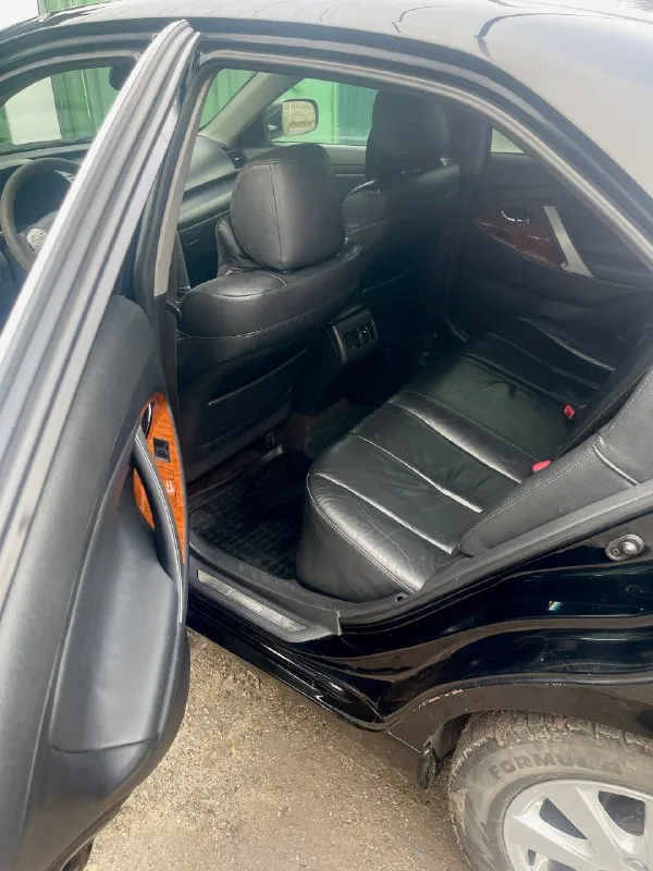 Продам camry 40 3.5, 2008 г, пробег 280 000 машина во владении полтора года у меня, брал на 195 000, езжу на ней каждый день, меняю так как беру на класс выше, было много чего сделано! замена всего охлаждения, генератор новый, акб новый, двигатель была расточка цилиндров на 250 000 и замена цепи, по ходовой зад весь новый + стойки поменял в круг. машина для тех кто ценит комфорт и надежность! по мотору не троит, работает ровно и четко. масло жрет не меньше не больше чем любая 3.5 40ка, по регламенту. музыка, кондер и т. д всё работает как должно. машина по факту доедет куда угодно и когда угодно, адекватная цена за комфортный и надежный авто. отдам за 900 000 без торгов. +7 949 504 45 04 ( телеграм ) пишите, звоните - все подробно расскажу, прокачу 😅 📞 звоните: +7(949)5044504 - фотография - 3