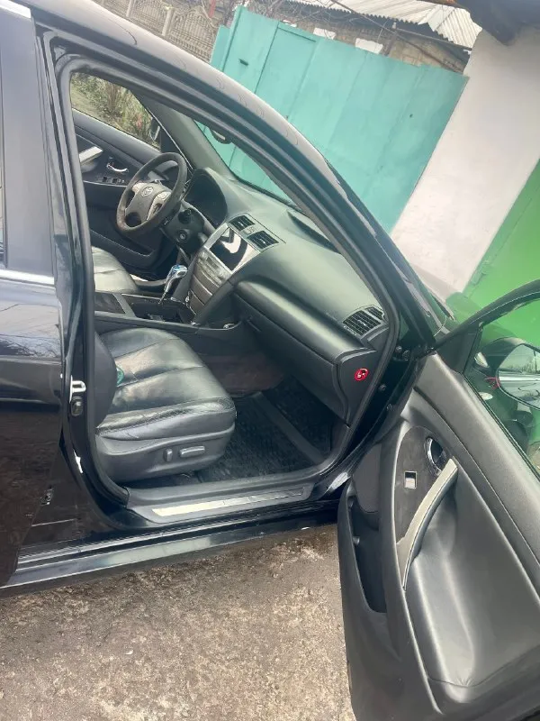 Продам camry 40 3.5, 2008 г, пробег 280 000 машина во владении полтора года у меня, брал на 195 000, езжу на ней каждый день, меняю так как беру на класс выше, было много чего сделано! замена всего охлаждения, генератор новый, акб новый, двигатель была расточка цилиндров на 250 000 и замена цепи, по ходовой зад весь новый + стойки поменял в круг. машина для тех кто ценит комфорт и надежность! по мотору не троит, работает ровно и четко. масло жрет не меньше не больше чем любая 3.5 40ка, по регламенту. музыка, кондер и т. д всё работает как должно. машина по факту доедет куда угодно и когда угодно, адекватная цена за комфортный и надежный авто. отдам за 900 000 без торгов. +7 949 504 45 04 ( телеграм ) пишите, звоните - все подробно расскажу, прокачу 😅 📞 звоните: +7(949)5044504 - фотография - 4