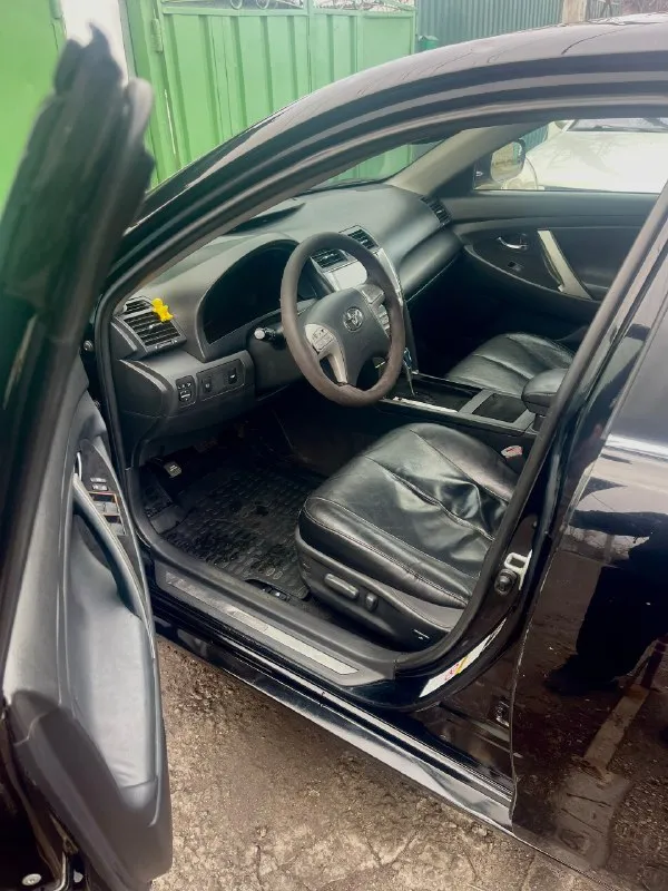 Продам camry 40 3.5, 2008 г, пробег 280 000 машина во владении полтора года у меня, брал на 195 000, езжу на ней каждый день, меняю так как беру на класс выше, было много чего сделано! замена всего охлаждения, генератор новый, акб новый, двигатель была расточка цилиндров на 250 000 и замена цепи, по ходовой зад весь новый + стойки поменял в круг. машина для тех кто ценит комфорт и надежность! по мотору не троит, работает ровно и четко. масло жрет не меньше не больше чем любая 3.5 40ка, по регламенту. музыка, кондер и т. д всё работает как должно. машина по факту доедет куда угодно и когда угодно, адекватная цена за комфортный и надежный авто. отдам за 900 000 без торгов. +7 949 504 45 04 ( телеграм ) пишите, звоните - все подробно расскажу, прокачу 😅 📞 звоните: +7(949)5044504 - фотография - 5