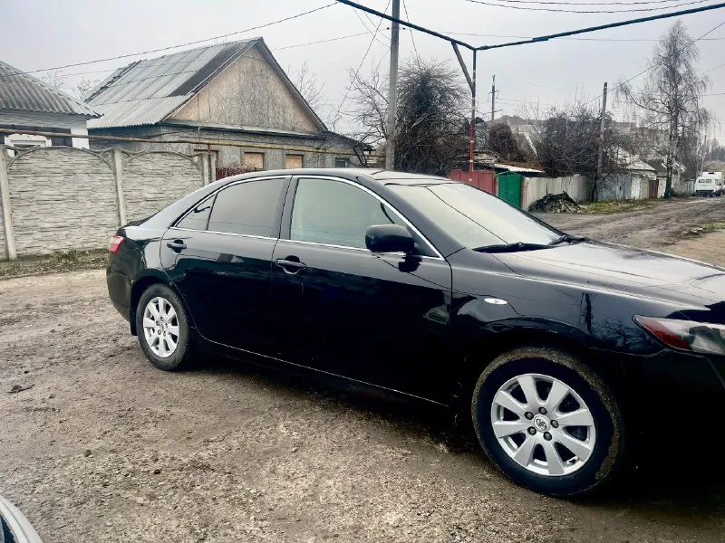 Продам camry 40 3.5, 2008 г, пробег 280 000 машина во владении полтора года у меня, брал на 195 000, езжу на ней каждый день, меняю так как беру на класс выше, было много чего сделано! замена всего охлаждения, генератор новый, акб новый, двигатель была расточка цилиндров на 250 000 и замена цепи, по ходовой зад весь новый + стойки поменял в круг. машина для тех кто ценит комфорт и надежность! по мотору не троит, работает ровно и четко. масло жрет не меньше не больше чем любая 3.5 40ка, по регламенту. музыка, кондер и т. д всё работает как должно. машина по факту доедет куда угодно и когда угодно, адекватная цена за комфортный и надежный авто. отдам за 900 000 без торгов. +7 949 504 45 04 ( телеграм ) пишите, звоните - все подробно расскажу, прокачу 😅 📞 звоните: +7(949)5044504 - фотография - 6