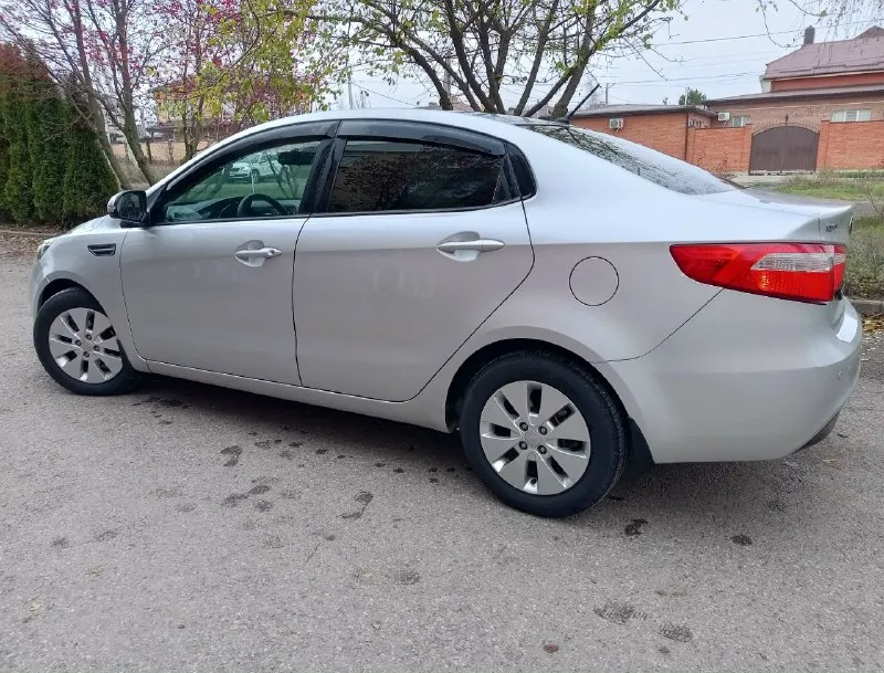 Kia rio 2015 год в дтп не участвовал. Собственник. Пробег 175 тыс. Ухоженный автомобиль. Двигатель 1.6 бензин(грм цепной) кпп - механическая 6 ступеней(без хрустов и вылетов) по технике на твёрдую 5 в такси не работал(100%) хорошая комплектация :мульти руль, климат контроль,4 эсп, подогревы передних сидений, подогрев руля, подогрев лобового, туманки,4 подушки безопасности. Масло менялось каждые 8000 км (от замены до замены вообще не берет) салон в отличном состоянии. Ходовая часть на отлично, не чего не гремит и не стучит. Полное переоформление в мрэо с моим присутствием. ‼️цена 915000 руб ‼️ номер для связи: +79496127076 если не дозвонились звоните на телеграмм 89034053194 здесь.
📞 Звоните: +7(949)6127076 - фотография - 4