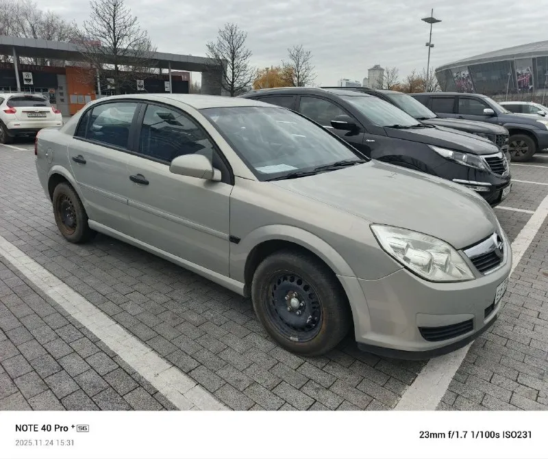 Opel vectra c, 1,8, бензин, ручная кпп, 2006 г. в., 261000 км. 650000 р. продаю свой автомобиль. использовался для повседневных поездок, заправка исключительно не ниже 95 бензина. замена моторного масла проводилась не превышая регламента - 7000 км. , качественное. последние полгода многое заменено по ходовой части, замена подушек двигателя, радиатора охлаждения и кондиционера (последний год автомобиль обслуживался на сто, история заказ/нарядов имеется). обслужен гур и рулевая рейка. повышен клиренс проставками, не в ущерб сход/развалу: спереди - 2,0 см. , сзади - 1,8 см. заменено лобовое стекло этим летом из-за обилия сколов на старом. машина не "на коленях". из недостатков - некачественно произведен ремонт в области фиксации ограничителя открывания водительской двери к передней стойке. не избавляюсь. даже продавать жалко, но выбор пал на другой автомобиль (уже приобретен). торг только реальному покупателю. также есть на продажу два комплекта колес на литых дисках. н. т.: 📞 звоните: +7(949)3197847 - фотография - 4