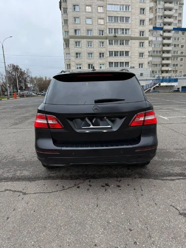 Продам mercedes мл 166 2014 год 253 тысячи пробега на самой жирной комплектации весь в родной краски, без рыжиков сделан антихром и проклеен в матовую броне пленку стоит дорогая музыка стоимостью 500 тысяч, играет очень хорошо сделан чип тюнинг сейчас в нем 300 л. с колеса 21 радиус стоит есть зима и лето по ходовой и другим агрегатам нареканий нет пневма обслужена цена 3 млн, торг есть +79493890594 📞 звоните: +7(949)3890594 - фотография - 2
