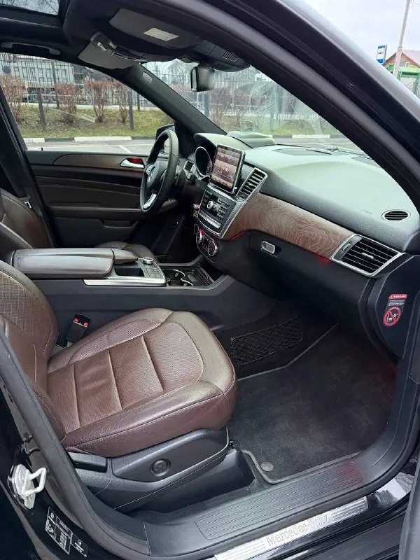 Продам mercedes мл 166 2014 год 253 тысячи пробега на самой жирной комплектации весь в родной краски, без рыжиков сделан антихром и проклеен в матовую броне пленку стоит дорогая музыка стоимостью 500 тысяч, играет очень хорошо сделан чип тюнинг сейчас в нем 300 л. с колеса 21 радиус стоит есть зима и лето по ходовой и другим агрегатам нареканий нет пневма обслужена цена 3 млн, торг есть +79493890594 📞 звоните: +7(949)3890594 - фотография - 4