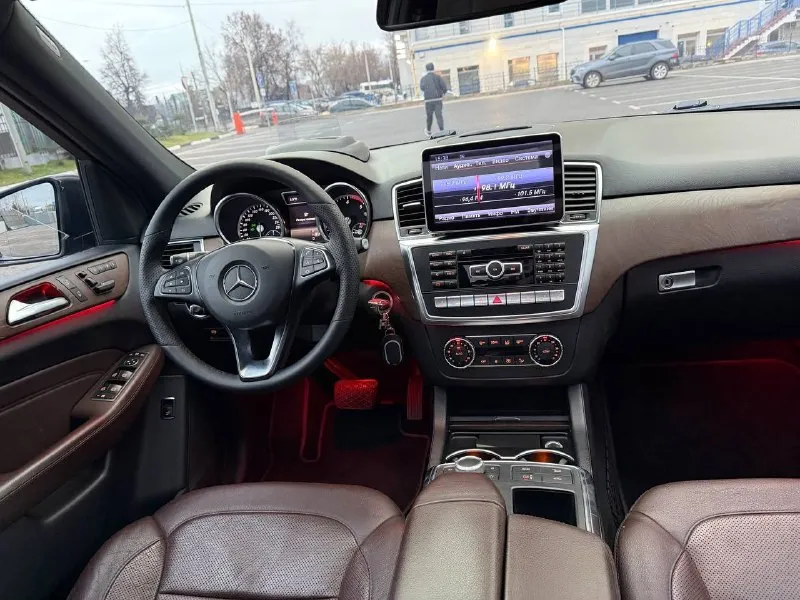 Продам mercedes мл 166 2014 год 253 тысячи пробега на самой жирной комплектации весь в родной краски, без рыжиков сделан антихром и проклеен в матовую броне пленку стоит дорогая музыка стоимостью 500 тысяч, играет очень хорошо сделан чип тюнинг сейчас в нем 300 л. с колеса 21 радиус стоит есть зима и лето по ходовой и другим агрегатам нареканий нет пневма обслужена цена 3 млн, торг есть +79493890594 📞 звоните: +7(949)3890594 - фотография - 5