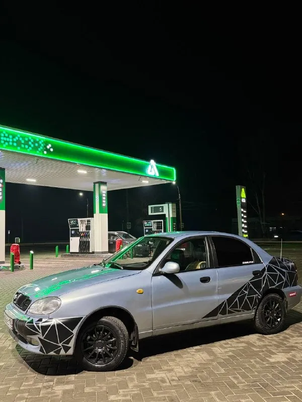 Продам свой личный автомобиль daewoo lanos 2005 года мой первый автомобиль, следил и обсуживал бережно и вовремя 1.5 газ/бензин (газ евро2, на газу глохнет) двигатель после капиталки 20.000км назад комплектация se гидроусилитель руля + кондиционер (кондер надо сделать, ролик и ремень новый) обслуживалась только оригинальными запчастями или хорошими аналогами новая зимняя резина 24 года купил неделю назад диски титаны хорошая музыка с сабом на 50 тыс руб штрафов, запретов нет, я хозяин днище, пороги, двери обработаны хороший аккумулятор печка работает есть список, фото что делалось в машине за 1.5 года владения всё покажу и расскажу подробно при осмотре! машина никогда не подводила за 1.5 года, езжу каждый день ходовая, тормоза обслужены, ничего не стучит не гремит есть моменты по кузову машина не идеал! за 200-250 не отдам, с продажей не спешу торг у капота никто не отменял! 365.000р +79494189303 📞 звоните: +7(949)4189303 - фотография - 2