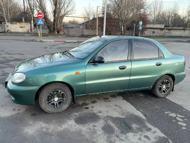 Цена 280.000 рублей продается деу ланос 2008 года выпуска с двигателем объемом 1,5 литра. автомобиль находится в регионе 180 и находится в собственности у владельца. за последний год выполнена полная капитализация двигателя с заменой поршневых колец и вкладышей, проведен ребилд головки блока цилиндров, осуществлена промывка системы охлаждения, заменены радиатор печки и основной радиатор. вся подвеска и тормозная система полностью обновлены, а также заменены все четыре ступичные подшипника. в ходе обслуживания заменены датчики дад и холостого хода. кузов автомобиля в отличном состоянии, без признаков гниения, лакокрасочное покрытие в хорошем состоянии, имеются лишь незначительные рыжики, обусловленные возрастом. в комплекте предоставляются два комплекта резины. автомобиль находится в хорошем техническом и эстетическом состоянии, готов к эксплуатации. г. донецк номер для связи : +79490778592 📞 звоните: +7(949)0778592 - фотография - 2