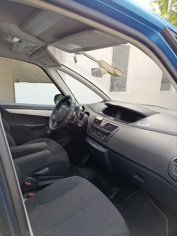 🚗citroen c4 picasso ✅ год : 2010 💵 цена : 900.000 руб ✅ тип кпп: робот ✅пробег : 117 тысяч км ✅ объём : 1.6 (156 л. с.) комплектация : ✳️ климат контроль, парктроник, подогрев передних сидений, подогрев зеркал, автоскладывание легкосплавные диски r17 противотуманные фары 4- стеклоподъёмника. два комплекта ключей автомобиль полностью обслужен и вложений не требует. двигатель без нареканий, коробка не пинается, переключает плавно. юридически чист. поставлен на российский учет. машина без дтп. кузов оцинкованный. я собственник !!! 📱 🇷🇺 +79490739609 📞 звоните: +7(949)0739609 - фотография - 2