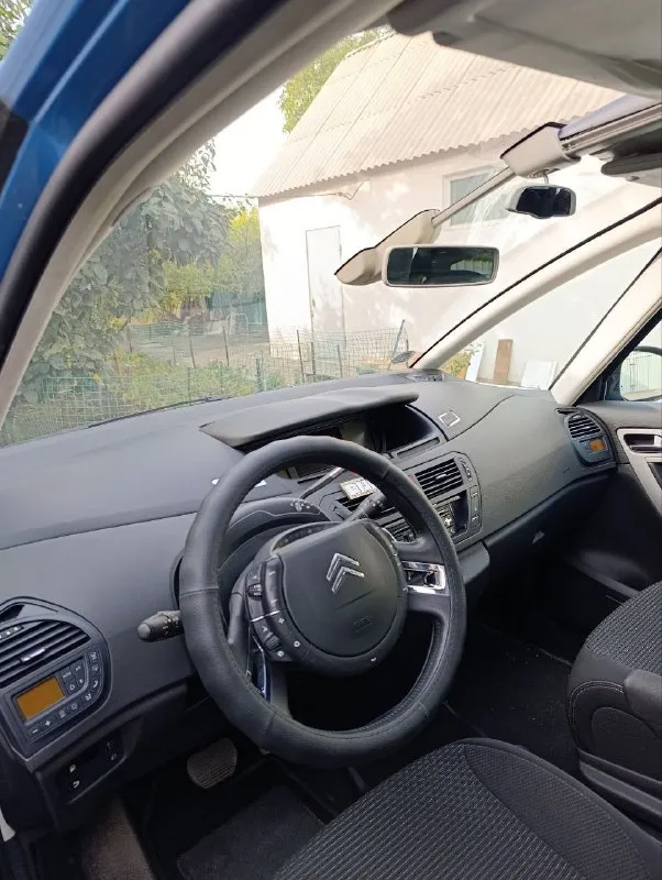 🚗citroen c4 picasso ✅ год : 2010 💵 цена : 900.000 руб ✅ тип кпп: робот ✅пробег : 117 тысяч км ✅ объём : 1.6 (156 л. с.) комплектация : ✳️ климат контроль, парктроник, подогрев передних сидений, подогрев зеркал, автоскладывание легкосплавные диски r17 противотуманные фары 4- стеклоподъёмника. два комплекта ключей автомобиль полностью обслужен и вложений не требует. двигатель без нареканий, коробка не пинается, переключает плавно. юридически чист. поставлен на российский учет. машина без дтп. кузов оцинкованный. я собственник !!! 📱 🇷🇺 +79490739609 📞 звоните: +7(949)0739609 - фотография - 5