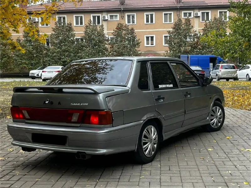 В продаже ваз 2115 2008 года выпуска двигатель: инжектор, 8 клапанов (чистый, не троит, не дымит) коробка: мкпп 5 ступеней (без хрустов и нареканий) ходовая: сбалансированная, без шума и стуков. лкп: есть изъяны по задним аркам и крыше, пороги в наличии. салон: новые замки, новые колонки в передних картах. недочёты: частично подключить электрику, докрасить лкп, поставить новые колонки на заднюю полку (не успел приобрести), стеклоподъёмник со стороны водителя не работает. стоит выхлоп "stinger" и новое стерео. учёт: снята с учёта цена: 177000 и разумеется торг просьба не предлагать обмены, сильно нужны деньги. связь: +79493956410 телеграм на нём же. 📞 звоните: +7(949)3956410 - фотография - 2