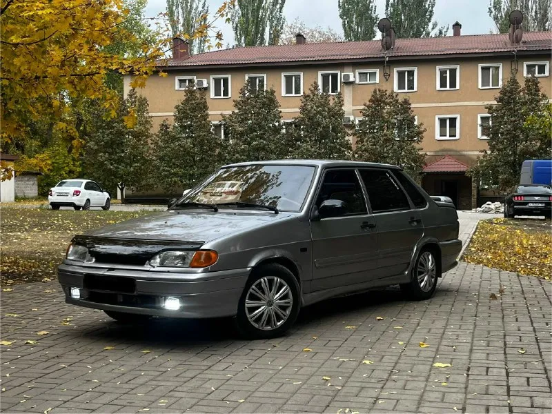 В продаже ваз 2115 2008 года выпуска двигатель: инжектор, 8 клапанов (чистый, не троит, не дымит) коробка: мкпп 5 ступеней (без хрустов и нареканий) ходовая: сбалансированная, без шума и стуков. лкп: есть изъяны по задним аркам и крыше, пороги в наличии. салон: новые замки, новые колонки в передних картах. недочёты: частично подключить электрику, докрасить лкп, поставить новые колонки на заднюю полку (не успел приобрести), стеклоподъёмник со стороны водителя не работает. стоит выхлоп "stinger" и новое стерео. учёт: снята с учёта цена: 177000 и разумеется торг просьба не предлагать обмены, сильно нужны деньги. связь: +79493956410 телеграм на нём же. 📞 звоните: +7(949)3956410 - фотография - 3