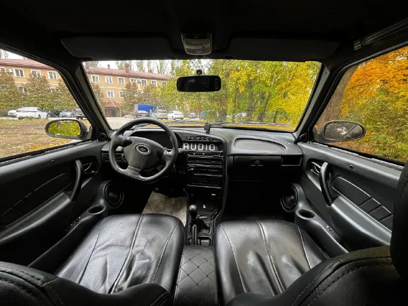 В продаже ваз 2115 2008 года выпуска двигатель: инжектор, 8 клапанов (чистый, не троит, не дымит) коробка: мкпп 5 ступеней (без хрустов и нареканий) ходовая: сбалансированная, без шума и стуков. лкп: есть изъяны по задним аркам и крыше, пороги в наличии. салон: новые замки, новые колонки в передних картах. недочёты: частично подключить электрику, докрасить лкп, поставить новые колонки на заднюю полку (не успел приобрести), стеклоподъёмник со стороны водителя не работает. стоит выхлоп "stinger" и новое стерео. учёт: снята с учёта цена: 177000 и разумеется торг просьба не предлагать обмены, сильно нужны деньги. связь: +79493956410 телеграм на нём же. 📞 звоните: +7(949)3956410 - фотография - 4