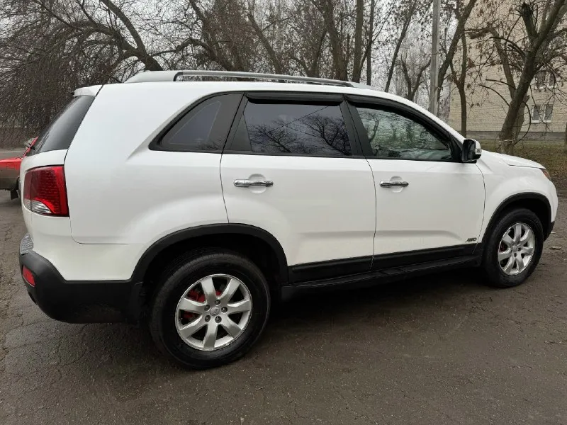 Продаю kia sorento пробег: 283т, на 240т замена двигателя на новый год выпуска: 2011 двигатель: 2.4 бензин коробка: автомат привод: полный автомобиль полностью обслуженный. всё работает в штатном режиме, без запотевания, cтуков и т. д. стоит (не вписано), магнитола teyse cc3 bi-led салон в прекрасном состоянии, круиз контроль, климат контроль. более подробную информацию предоставлю по телефону. +79493790762 александра цена 1,3млн город донецк 📞 звоните: +7(949)3790762 - фотография - 2