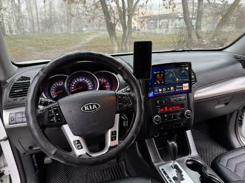 Продаю kia sorento пробег: 283т, на 240т замена двигателя на новый год выпуска: 2011 двигатель: 2.4 бензин коробка: автомат привод: полный автомобиль полностью обслуженный. всё работает в штатном режиме, без запотевания, cтуков и т. д. стоит (не вписано), магнитола teyse cc3 bi-led салон в прекрасном состоянии, круиз контроль, климат контроль. более подробную информацию предоставлю по телефону. +79493790762 александра цена 1,3млн город донецк 📞 звоните: +7(949)3790762 - фотография - 4